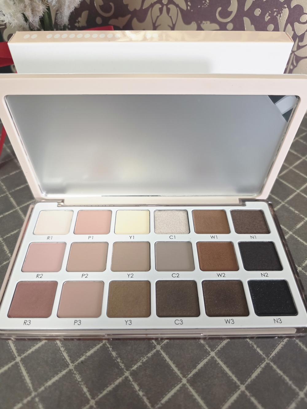 Natasha Denona - Eye sculpt texture & tone palette in *Soft